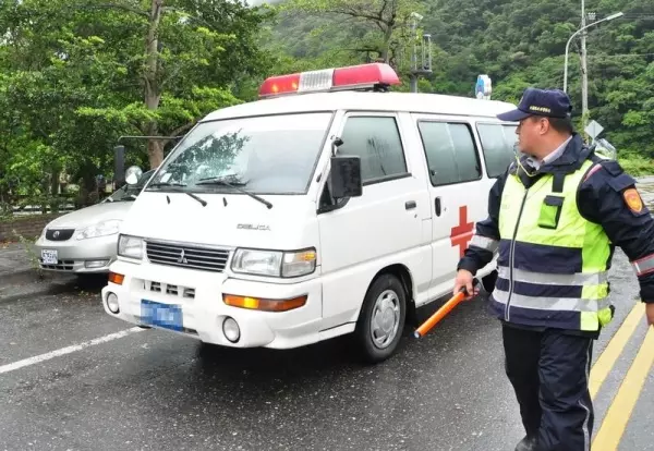 他的愛車「被救護車撞成廢鐵」氣炸討261萬國賠!法官:「一毛都不用賠!」