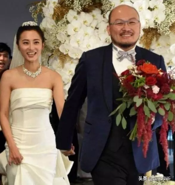 趙小僑到賈靜雯家中做客,抱著波妞合影,旁邊咘咘的表情亮了