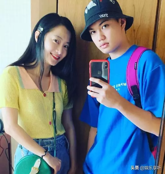 趙小僑到賈靜雯家中做客,抱著波妞合影,旁邊咘咘的表情亮了