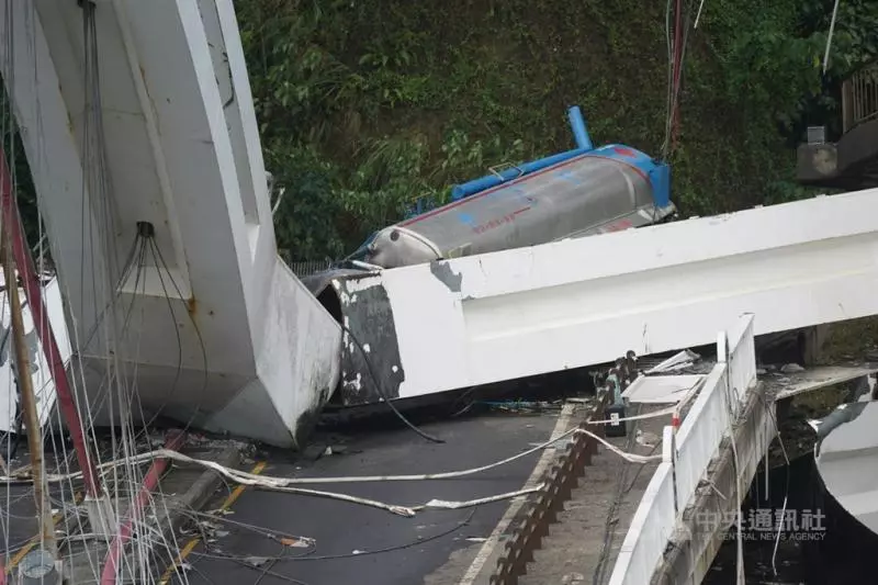 油罐車司機醒了!被南方澳大橋甩落「治療狀況好轉」 回憶當時「橋上傳來詭異感」想自救來不及
