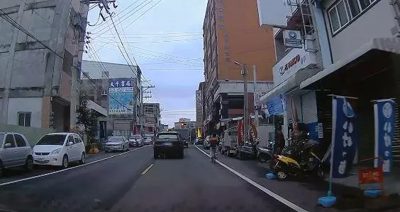 被市場攤販吸引過去,試吃不買又不好意思!只好隨便夾一點,結帳完那價錢懷疑自己是不是吃米不知米價