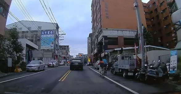 被市場攤販吸引過去,試吃不買又不好意思!只好隨便夾一點,結帳完那價錢懷疑自己是不是吃米不知米價