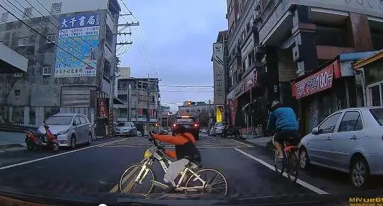 被市場攤販吸引過去,試吃不買又不好意思!只好隨便夾一點,結帳完那價錢懷疑自己是不是吃米不知米價