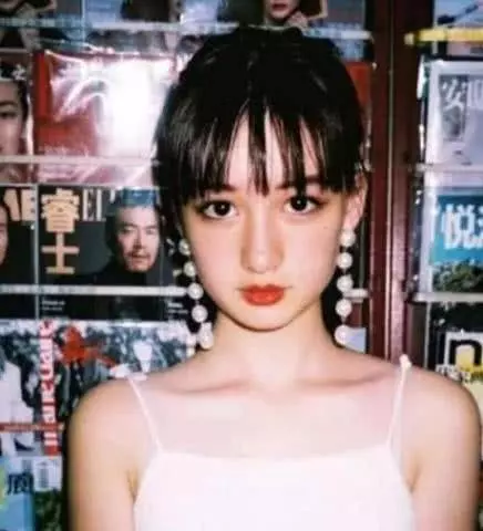 17歲「美少女」天生自帶眼線,被質疑整容!曬出父母顏值後,瞬間被打臉!