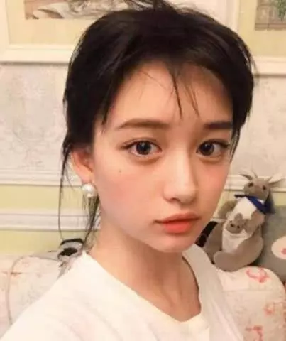 17歲「美少女」天生自帶眼線,被質疑整容!曬出父母顏值後,瞬間被打臉!