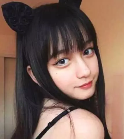 17歲「美少女」天生自帶眼線,被質疑整容!曬出父母顏值後,瞬間被打臉!