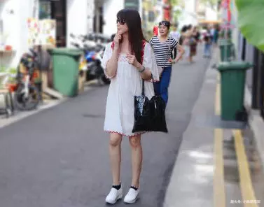 50歲孟庭葦「罕見曬私服照」,飄逸直髪搭白裙嫩回20歲,清新減齡,氣質宛如周慧敏
