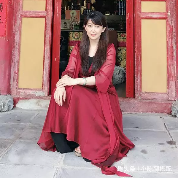 50歲孟庭葦「罕見曬私服照」,飄逸直髪搭白裙嫩回20歲,清新減齡,氣質宛如周慧敏