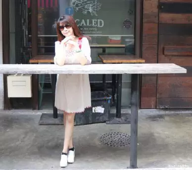 50歲孟庭葦「罕見曬私服照」,飄逸直髪搭白裙嫩回20歲,清新減齡,氣質宛如周慧敏