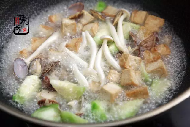 明日寒露多喝這湯,5分鐘做一鍋,潤喉防燥保健康,家人正需要