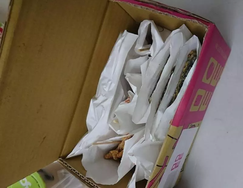 與鄰居合叫外賣送達時隨口問一句「吃這麼少不會餓?」 鄰居:「你要吃這麼多才會飽喔」 網友:太好笑了