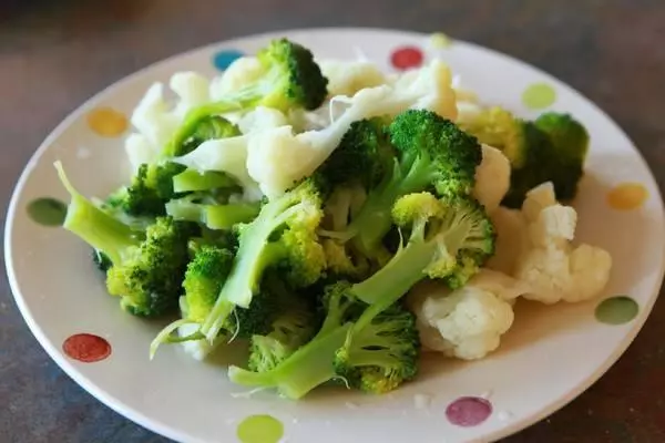 西蘭花和菜花是同一種蔬菜嗎?營養師:營養、熱量和口感都有區別