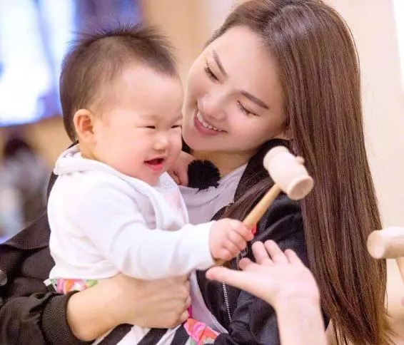 知名女星的幼小千金 長相遭酸「難看又呆」,為母反擊「將蒐證提告」:不再忍了!
