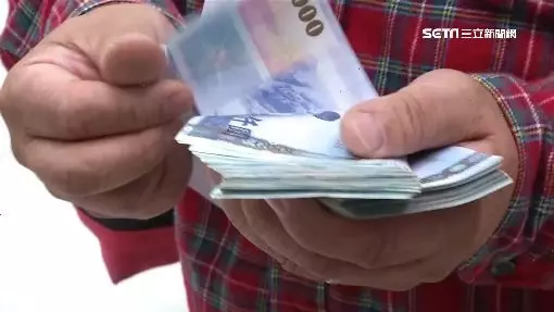 老闆買車拿愛瘋!不發薪反問:急用嗎。誇張行徑讓其他網友看了也暴怒。