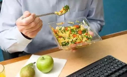吃完飯就犯困,是真累還是純困?自查,可能和這三種原因有關