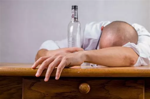 酒醉爸找不到奶 竟拿紅酒餵女兒險死。真的太跨張了!差點害死他們。