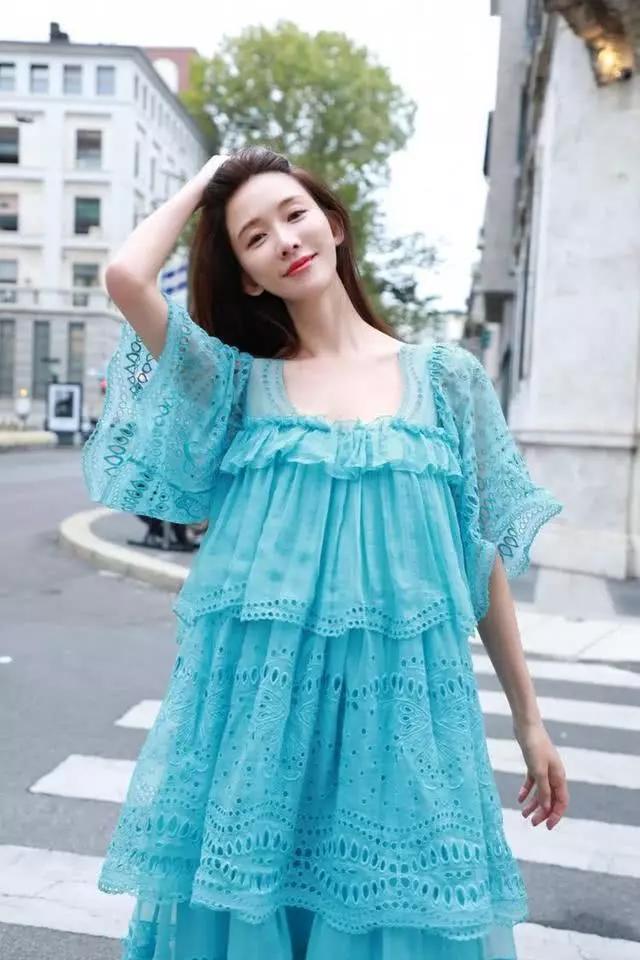 孕味十足!44歲林志玲一身藍裙亮相米蘭街頭,體態圓潤,婚後氣質更溫柔:和以前不一樣了