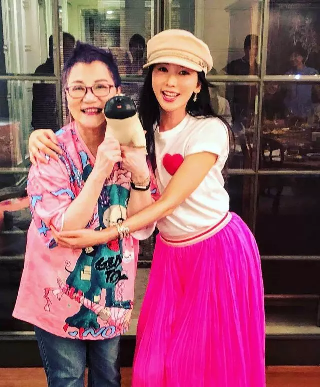 孕味十足!44歲林志玲一身藍裙亮相米蘭街頭,體態圓潤,婚後氣質更溫柔:和以前不一樣了