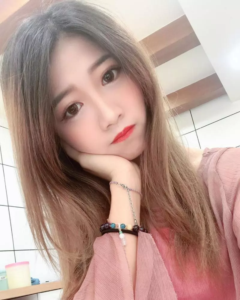 氣質檳榔西施!「張小涵」水汪大眼坐路旁,看那白嫩細緻的肉體司機根本無法專心開車!