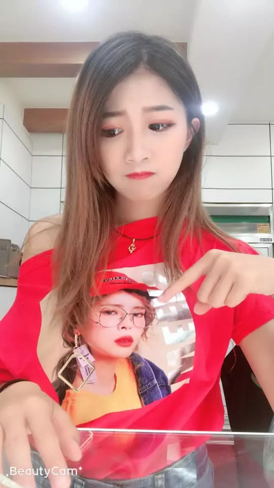 氣質檳榔西施!「張小涵」水汪大眼坐路旁,看那白嫩細緻的肉體司機根本無法專心開車!