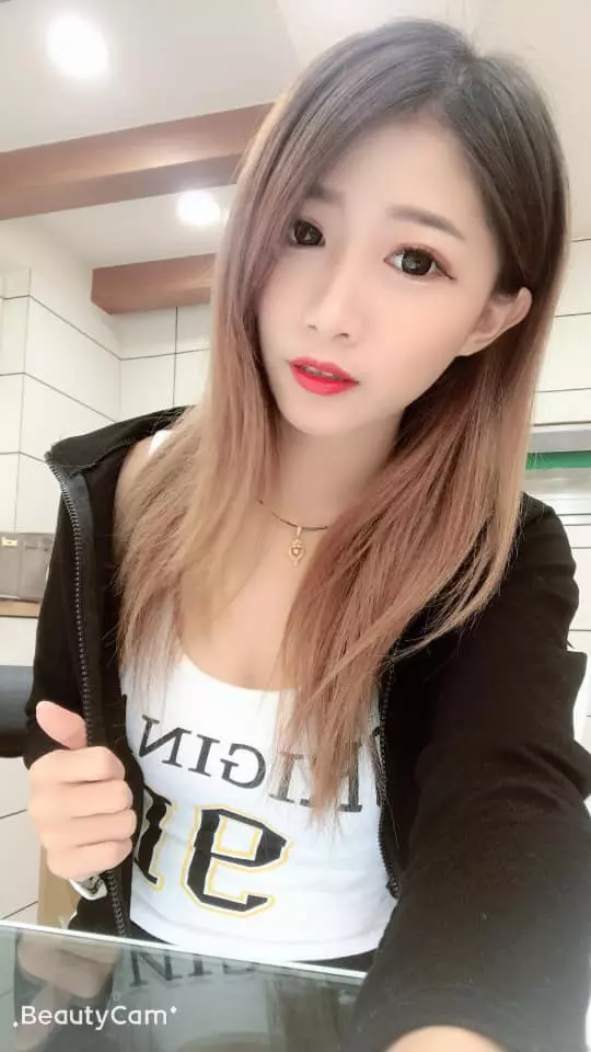 氣質檳榔西施!「張小涵」水汪大眼坐路旁,看那白嫩細緻的肉體司機根本無法專心開車!