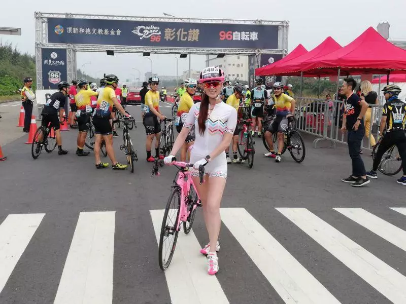 單車界神力女超人超吸睛 其實是4個孩子的辣媽。「真的要運動,這也是要維持體態和體能的最好方式。」