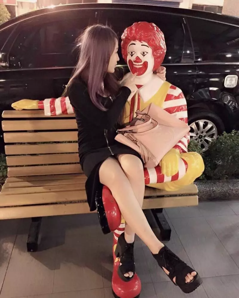 太明目張膽啦!女神「邱默默」路邊與客兄調戲相摟,連網友都快看不下去!