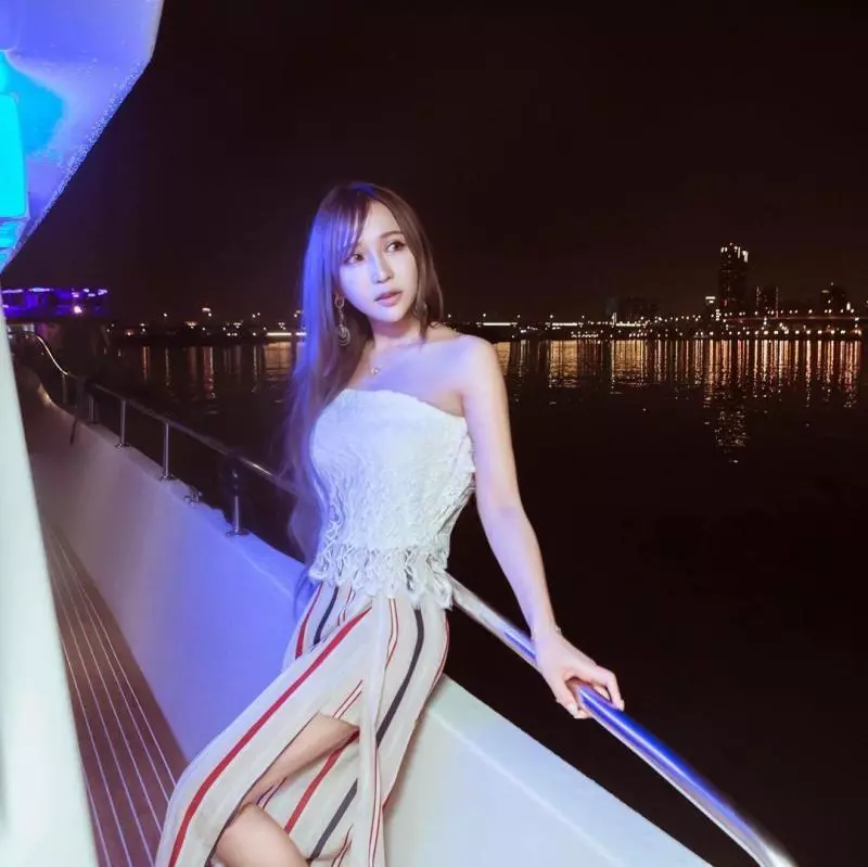 太明目張膽啦!女神「邱默默」路邊與客兄調戲相摟,連網友都快看不下去!