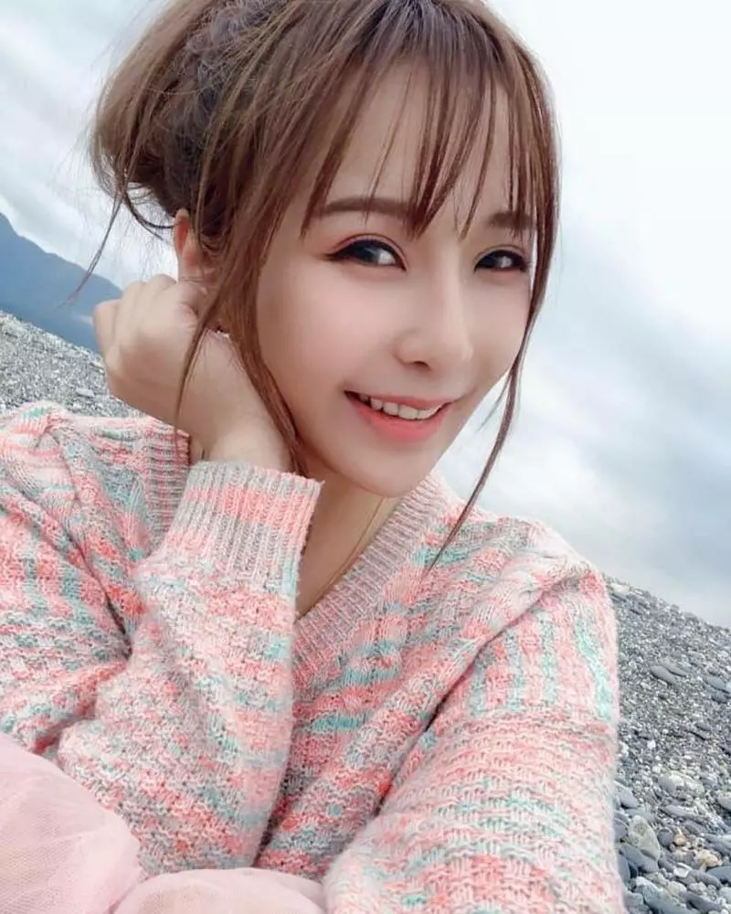 太明目張膽啦!女神「邱默默」路邊與客兄調戲相摟,連網友都快看不下去!