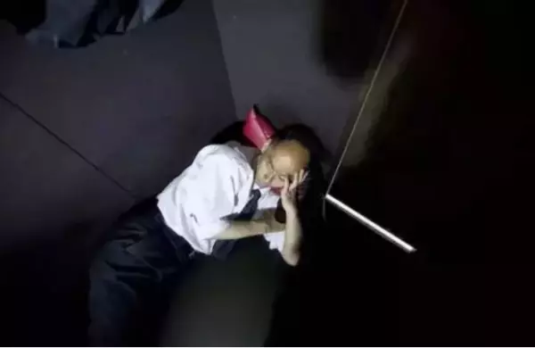 實拍日本「網咖難民生活」 ,住進去後就再也出不來了!網:日本真實社會,不意外...