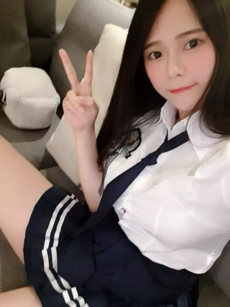 吃飯一直被拍!「正妹吃麵線」超讓人看醉了...男友才能擁有的超幸福瞬間啊…