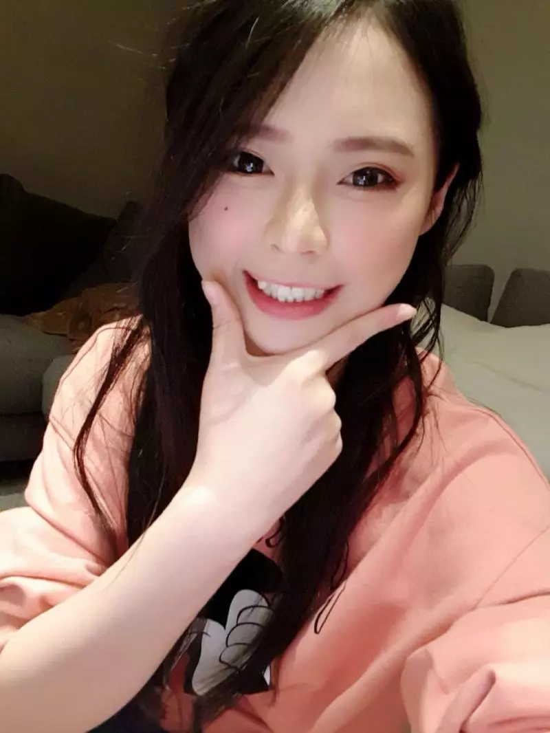 吃飯一直被拍!「正妹吃麵線」超讓人看醉了...男友才能擁有的超幸福瞬間啊…