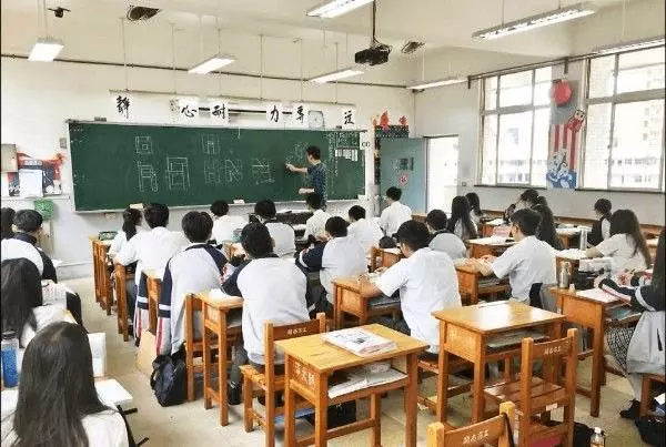 沒手機的年代「高中生上課都在幹嘛?」網友曝「超懷舊神機」功能超強:不知道都菜逼八