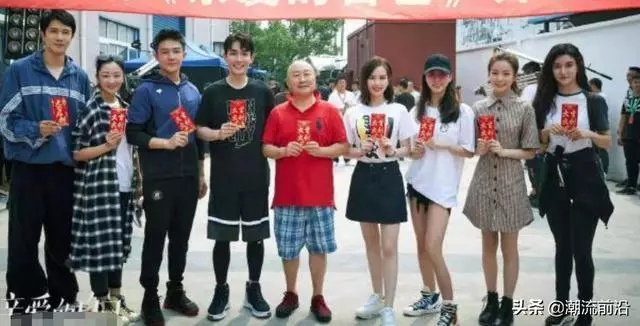 劉詩詩終於捨得換髮型了,微捲燙髮女人味迸發,比生孩子前還要美!