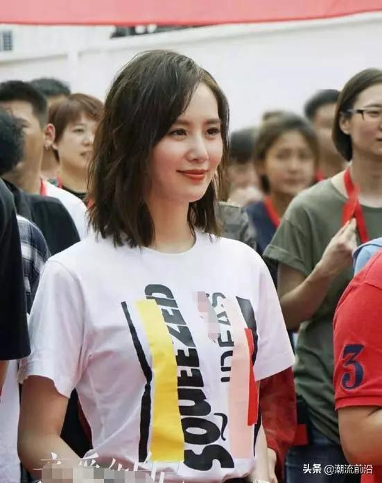 劉詩詩終於捨得換髮型了,微捲燙髮女人味迸發,比生孩子前還要美!