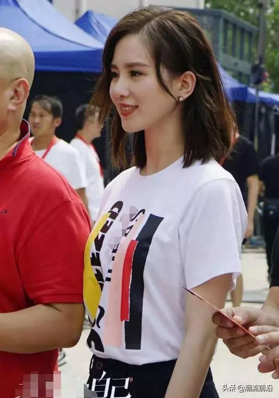 劉詩詩終於捨得換髮型了,微捲燙髮女人味迸發,比生孩子前還要美!