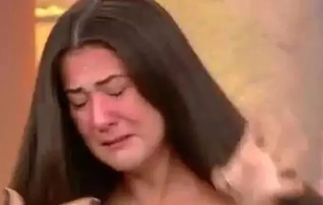 女模在節目上,突然被剪掉30公分的長髮,氣得當場哭到昏厥!