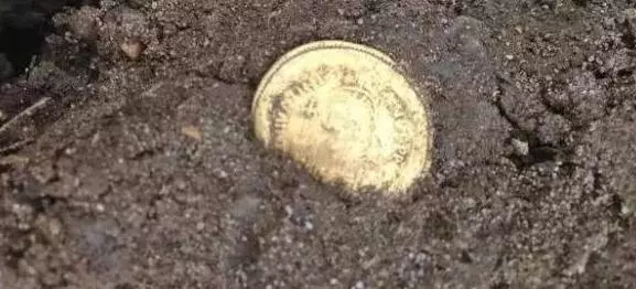 男子以為撿到瓶蓋,發現竟是1500年前黃金吊墜!