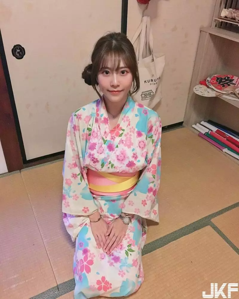 地板動作是這樣練的嗎?「正妹大學生」實況主李花為了練舞挑戰極限姿勢 !