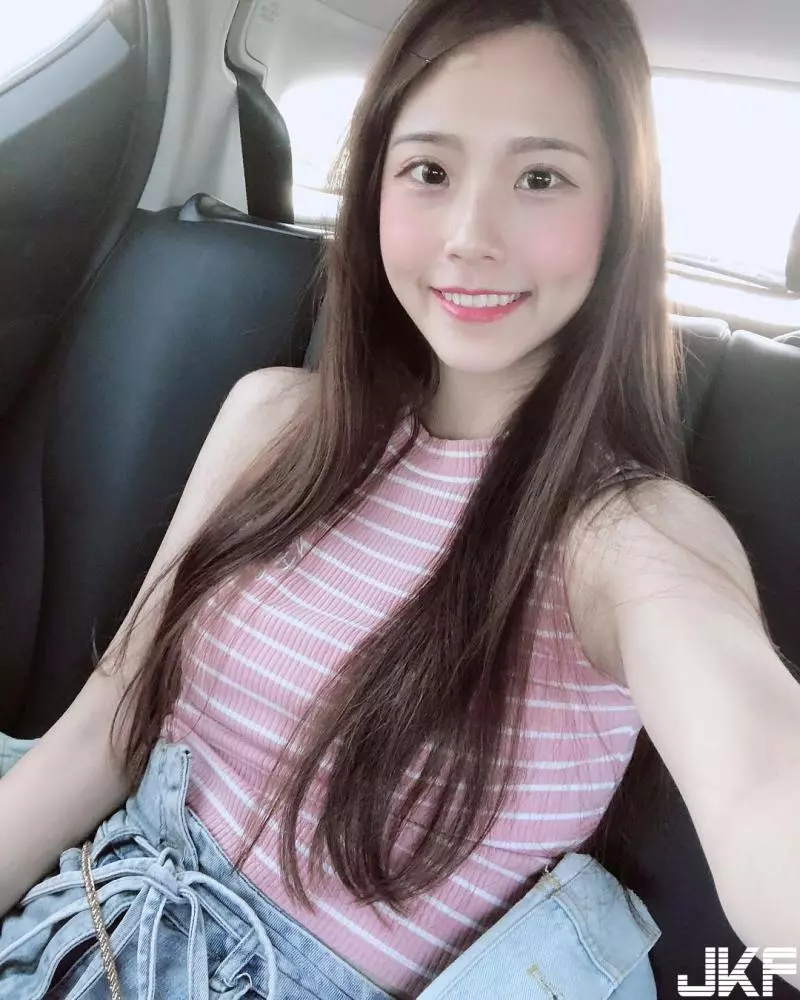 地板動作是這樣練的嗎?「正妹大學生」實況主李花為了練舞挑戰極限姿勢 !