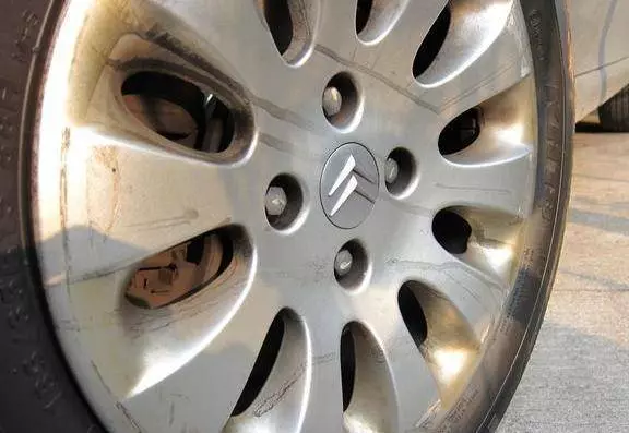 別再把胎壓調到2.3-2.5了,危險還傷車,這樣做才是正確的!
