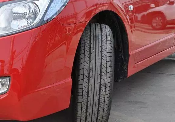 別再把胎壓調到2.3-2.5了,危險還傷車,這樣做才是正確的!