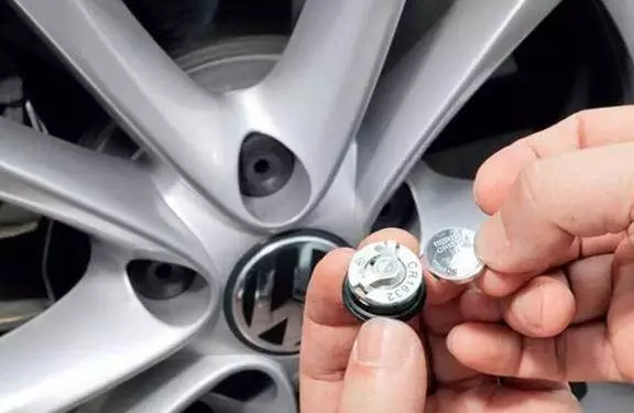 別再把胎壓調到2.3-2.5了,危險還傷車,這樣做才是正確的!
