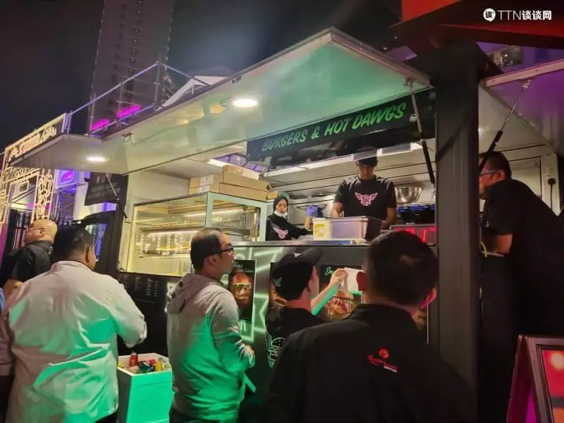 雲頂世界Starlight Carnival的必去原因!戶外觀看超驚艷噴水池秀+美食餐車多到爆!