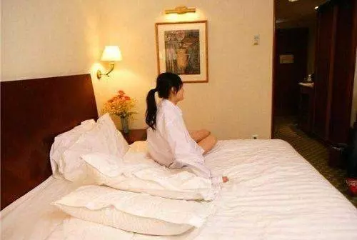 為何住酒店睡覺時要把廁所的燈打開?服務員無意透露出背後的貓膩 !