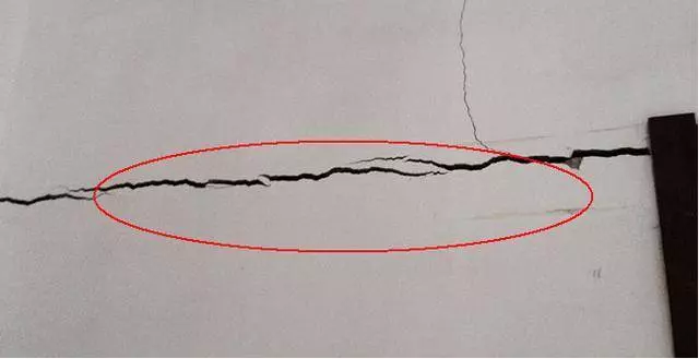 牆面起皮開裂起霉不用再找裝修工!老師傅教你一招,誰都能修補好!
