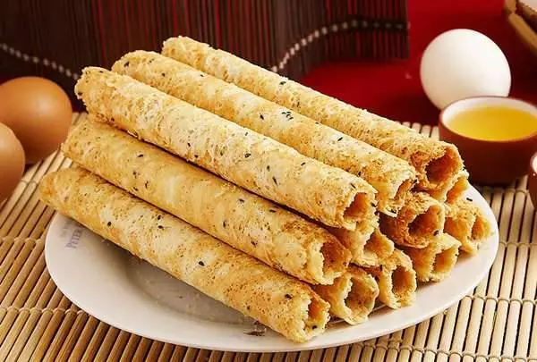 酥到掉渣的蛋捲,一口「平底鍋」就夠了,做法簡單無需烤箱,吃蛋捲再也不用花錢買!