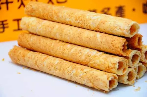 酥到掉渣的蛋捲,一口「平底鍋」就夠了,做法簡單無需烤箱,吃蛋捲再也不用花錢買!