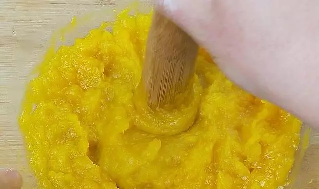 用麵粉做「南瓜球」就大錯特錯了,加入3種粉,這樣做出來的南瓜球外皮酥脆,內裡軟糯