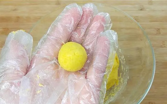 用麵粉做「南瓜球」就大錯特錯了,加入3種粉,這樣做出來的南瓜球外皮酥脆,內裡軟糯